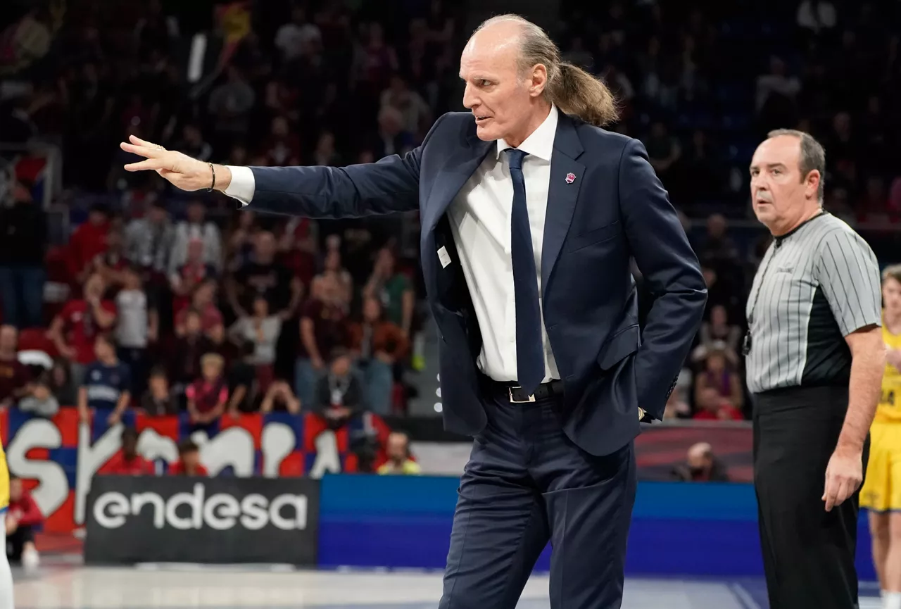 Dusko Ivanovic dirigiendo un encuentro del baskonia durante la presente temporada