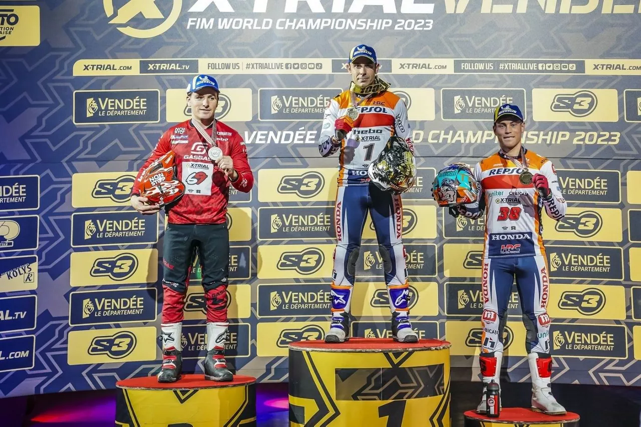 Jaime Busto, en el podium, junto a Toni Bou y Gabriel Marcelli.