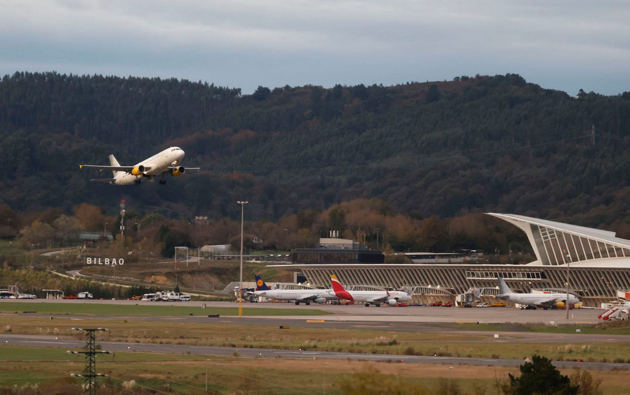 aeropuerto-bilbao bilboko aireportua-loiu-vueling-efe