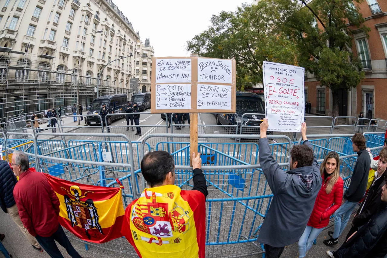 concentracion-ultras-congreso-investidura-efe
