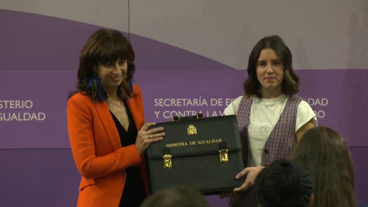 20231121120618_irene-montero-traspasa-maletin-de-ministra-de-igualdad-a-ana-redondo_