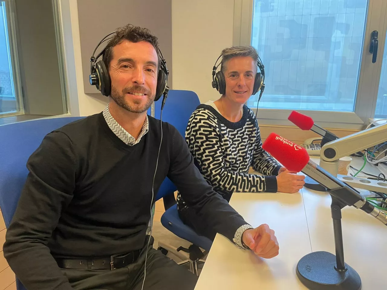 Iñigo Arrieta eta Antxone Aranzeta, EIKAko kideak, Euskadi Irratiaren Bilboko estudio batean