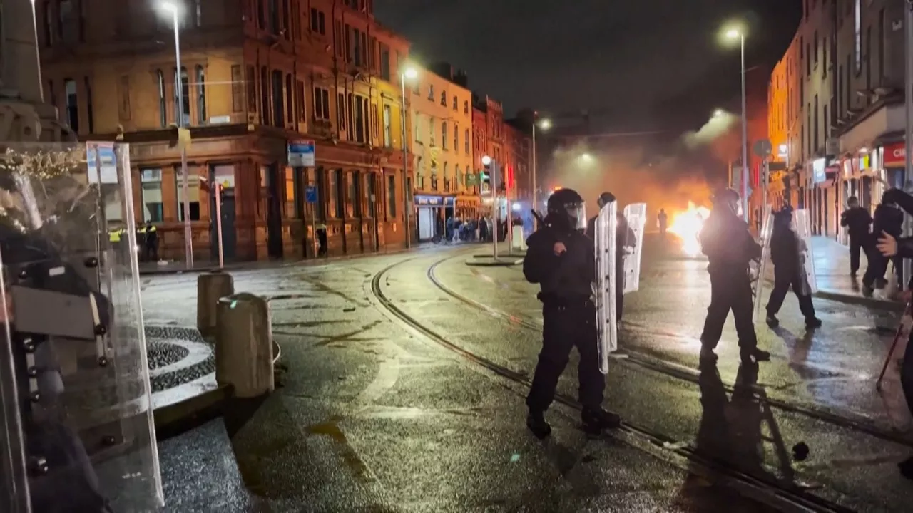 20231124111507_dublin-disturbios-policia_