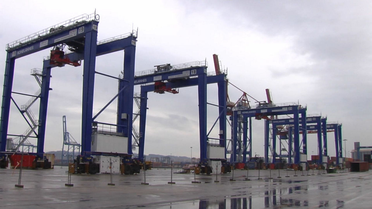 20231129122240_gruas-hibridas-puerto-de-bilbao_