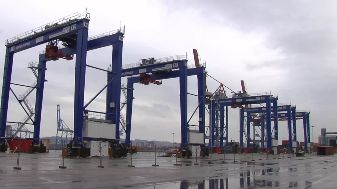 20231129122240_gruas-hibridas-puerto-de-bilbao_
