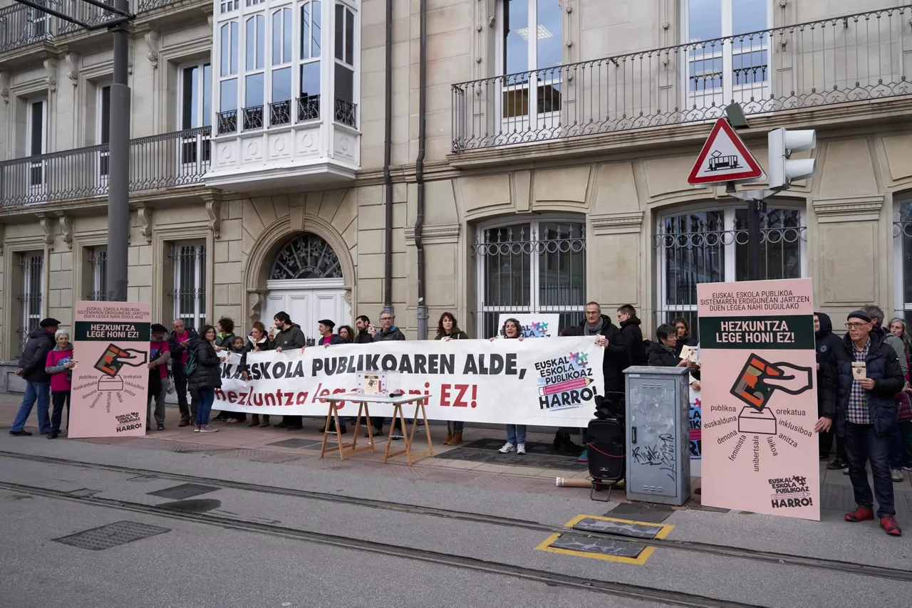 Euskal-Eskola-Publikoaz-Harro-protesta-Vitoria-efe