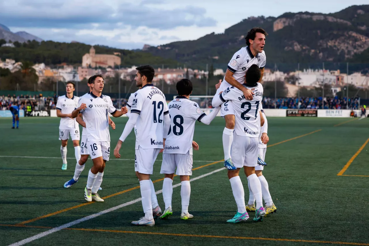 Reala, andratxi errege kopan sartutako gola ospatzen. efe