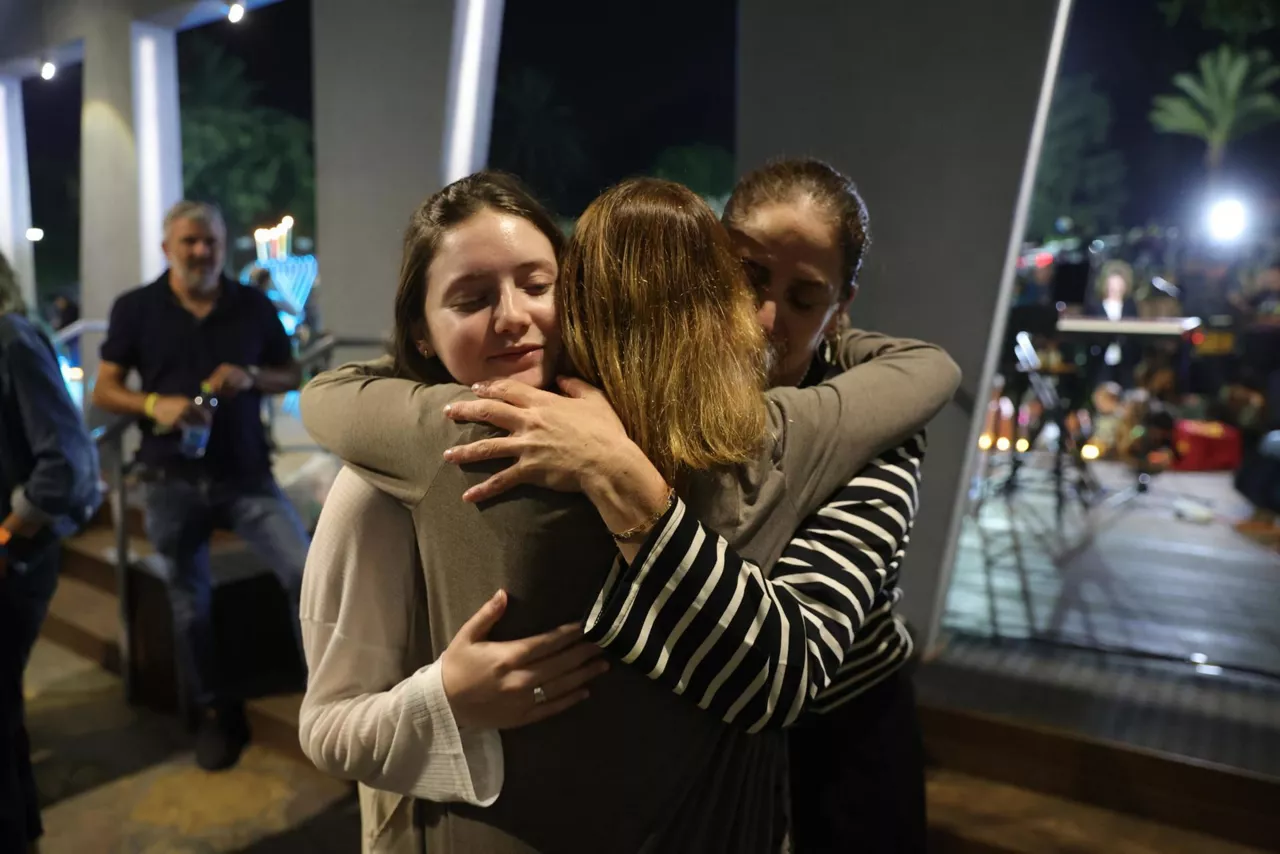 rehenes-liberados-se-abrazan-con-familiares-efe