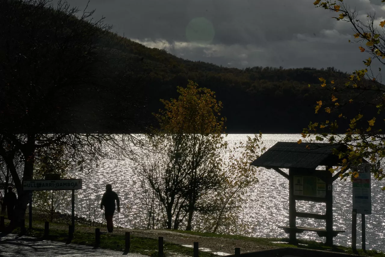 udazkena-ullibarri-ganboa-lehor-epel-urtegia otoño embalse-efe