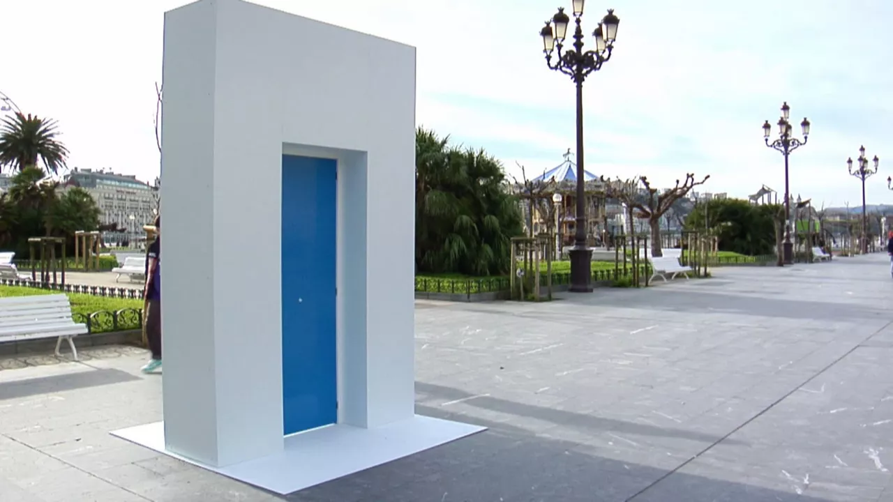 20231211142310_puerta-azul-san-sebastian_