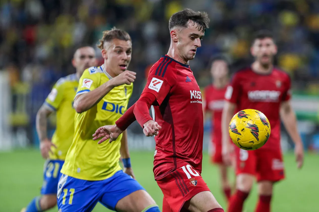 Aimar Oroz, baloiaren aurrean; Osasuna kanporaketa honetan sartuko da Kopan. Argazkia: EFE.