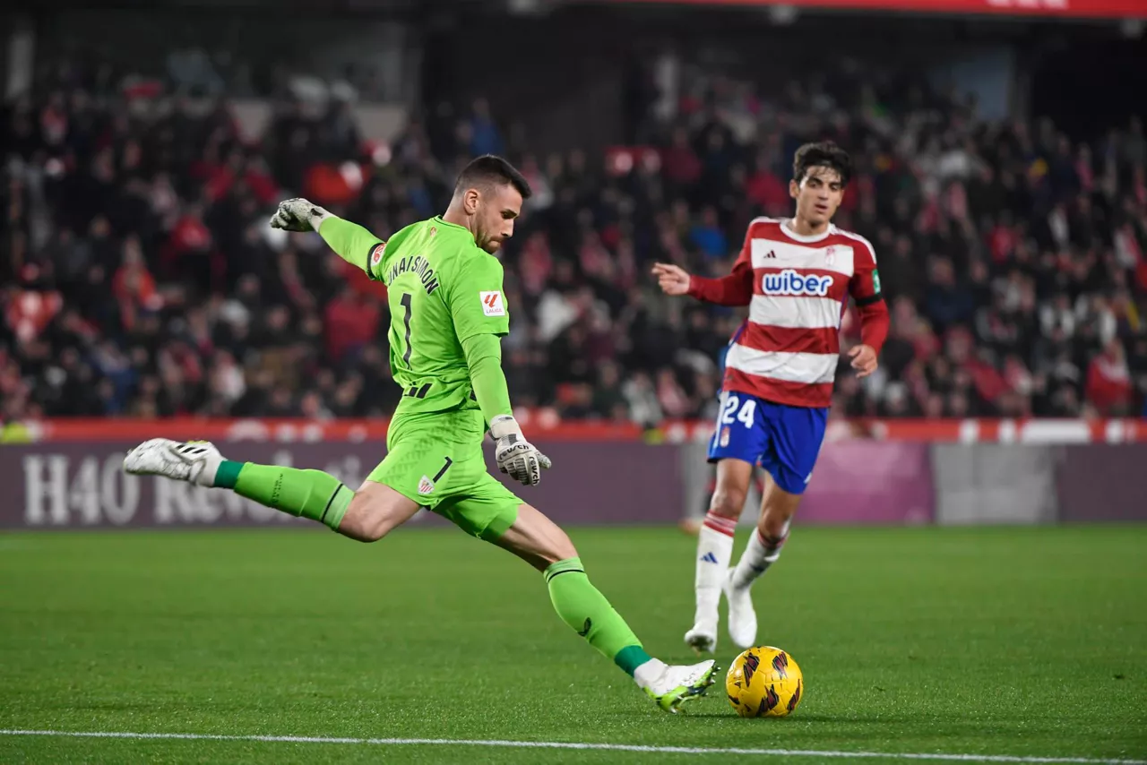 Unai Simon, Granadaren aurkako partida batean