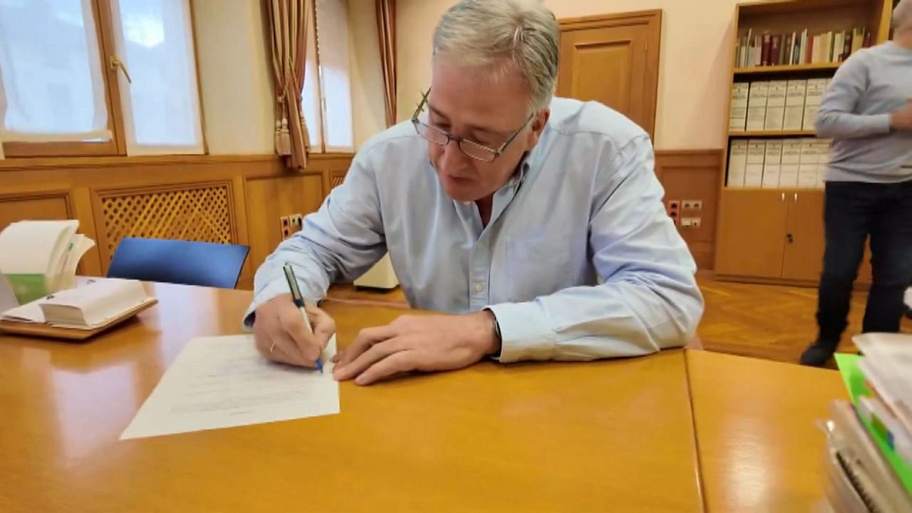 20231213101858_asiron-firma-mocion-de-censura-iturria-eh-bildu_