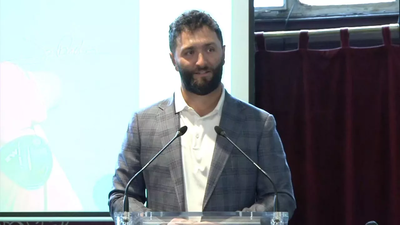 Jon Rahm recibe el premio 'Dama Bilbaina 2023'