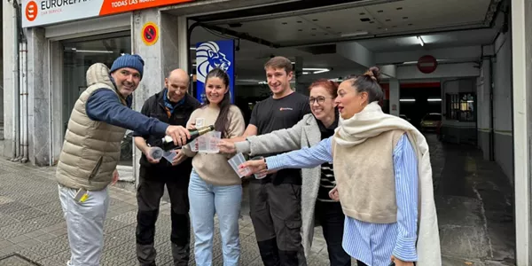 Taller Amezti de Algorta celebran el quinto premio. Foto: EiTB
