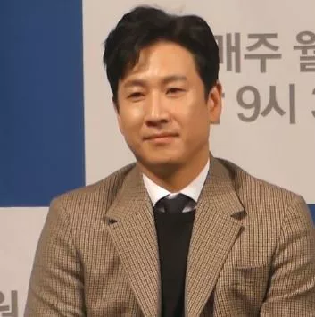 Lee Sun Kyun "Parásitos"  NewsInStar, CC BY 3.0 <https://creativecommons.org/licenses/by/3.0>, via Wikimedia Commons