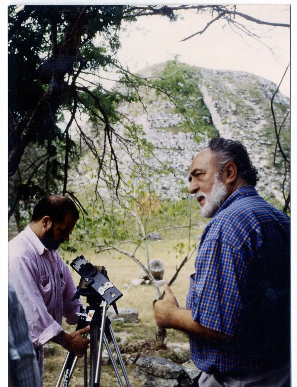 Nestor Basterretxea durante el rodaje de "Arte y culturas en la América prehispánica" (1988)