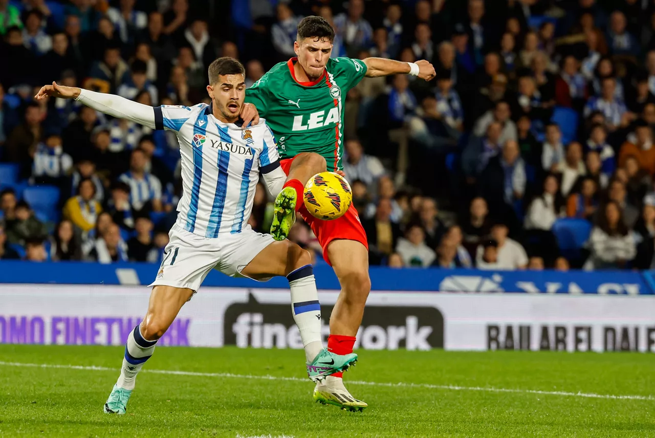 Andre Silva (Reala) eta Javi Lopez (Alaves). Argazkia: EFE