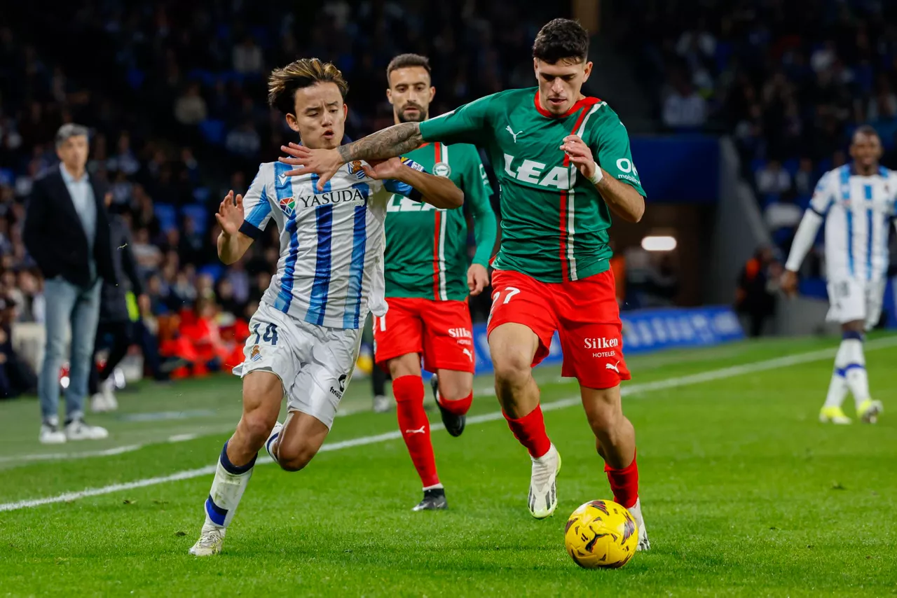 Reala-Alaves derbia, 2023-24ko Ligan, urtarrilean jokatu zuten; irudian, jokaldi bat. Argazkia: EFE.