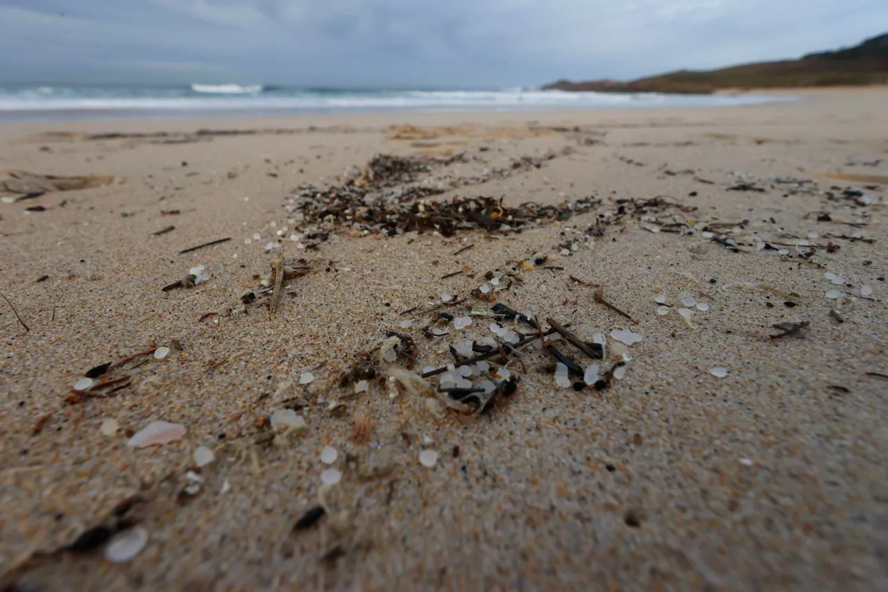 pellets-plastico-galicia-playa doniños-ferrol-rias-bajas-efe