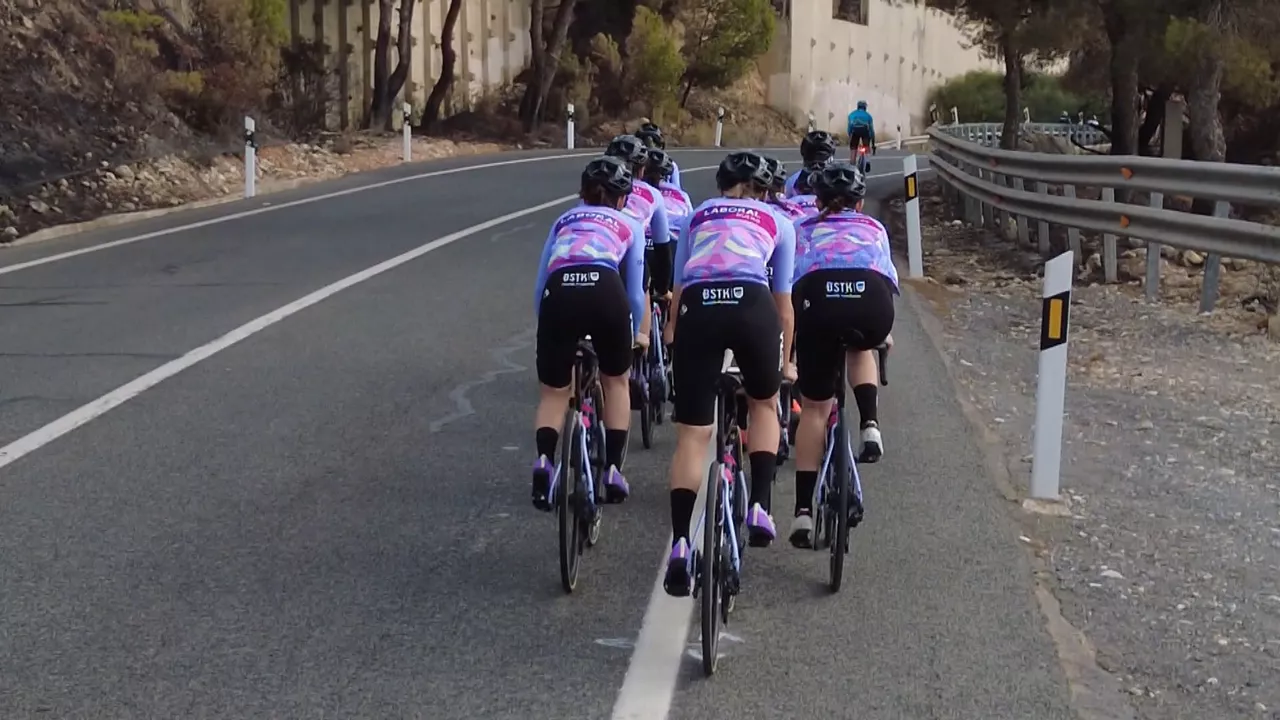 Laboral Kutxako zenbait kide denboraldiaurreko lan-saio batean. Argazkia: EITB Media