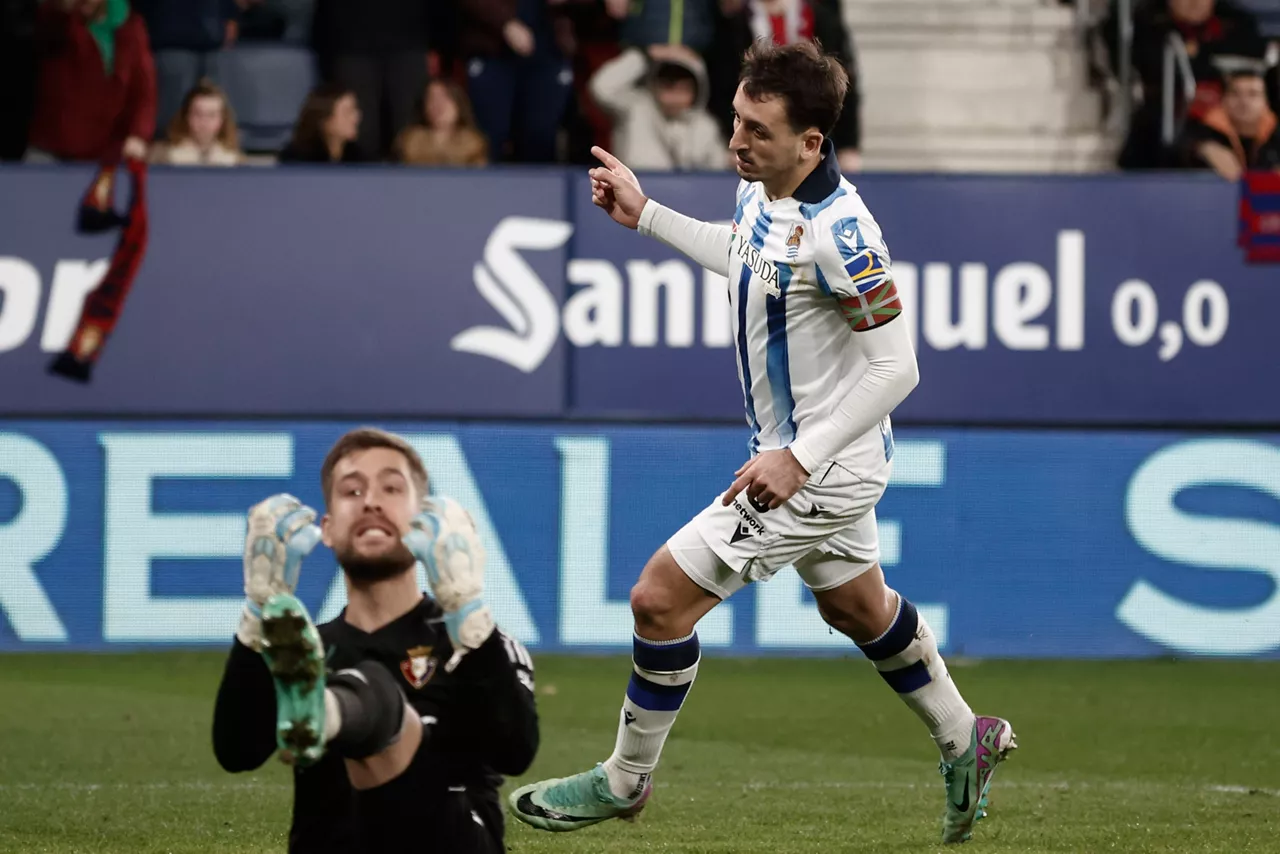 Mikel Oyarzabalek penaltia sartu duen unea, Aitor Fernandezen haserrearen aurrean. Argazkia: EFE