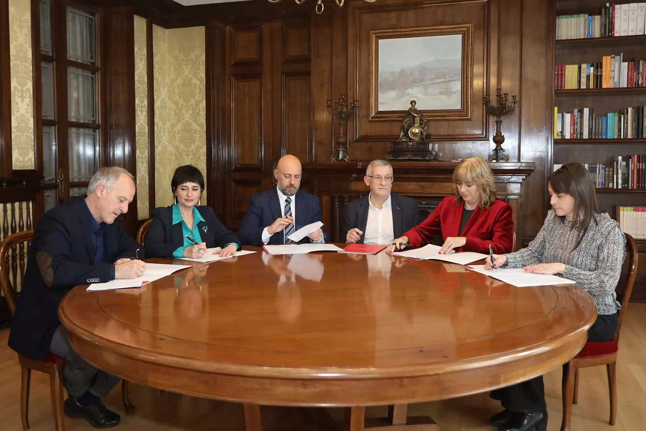 nafarroako gobernua eh bildu aurrekontuak sinadura
