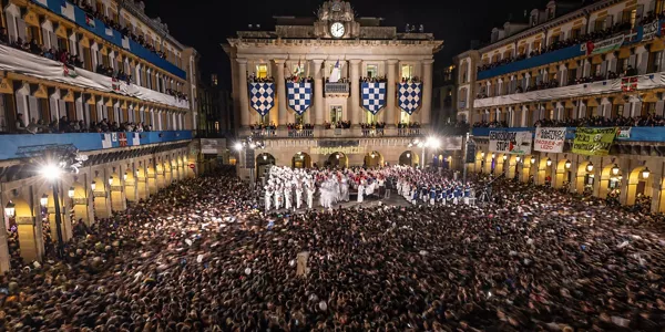 La izada dio inicio a la fiesta. Foto: EFE