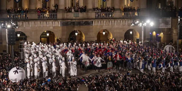La izada dio inicio a la fiesta. Foto: EFE