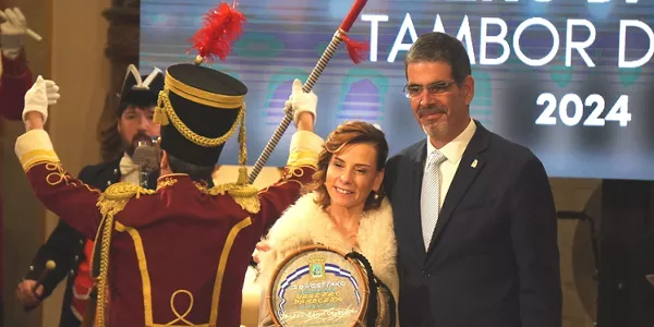 Isabel Verdini ha recibido el Tambor de Oro. Foto: Ayuntamiento de San Sebastián