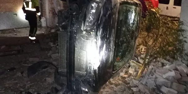 Zangozan istripua izan duen autoa. Argazkia: Nafarroako Suhiltzaileak