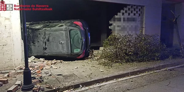 Zangozan istripua izan duen autoa. Argazkia: Nafarroako Suhiltzaileak
