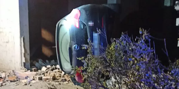 Zangozan istripua izan duen autoa. Argazkia: Nafarroako Suhiltzaileak