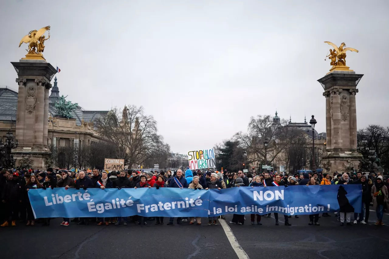 Frantzia Paris migrazio legea EFE