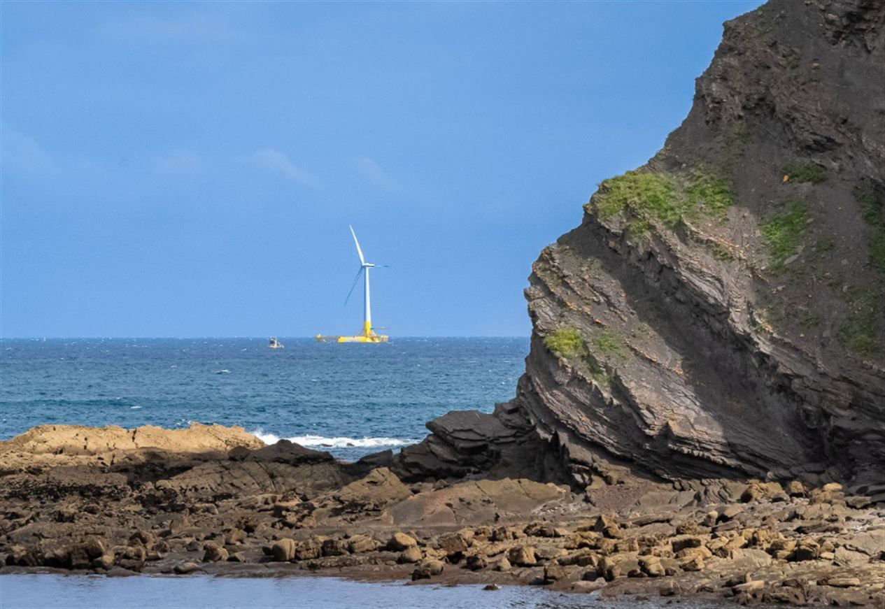 El único molino eólico marino de la costa vasca