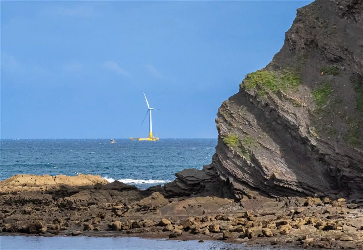 El único molino eólico marino de la costa vasca