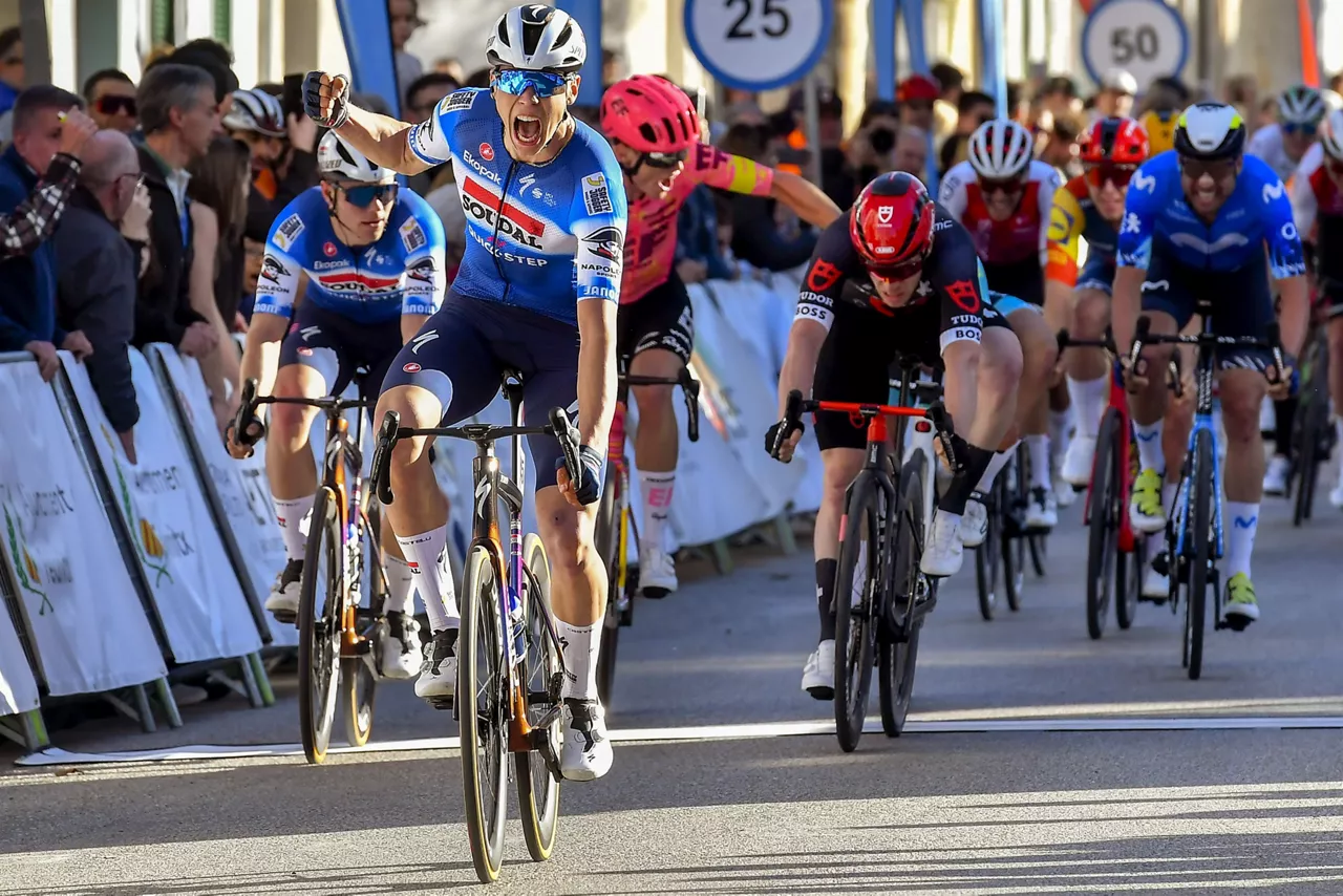 Paul Magnier lasterketako azken txanpan garaipena ospatzen. Argazkia: EFE