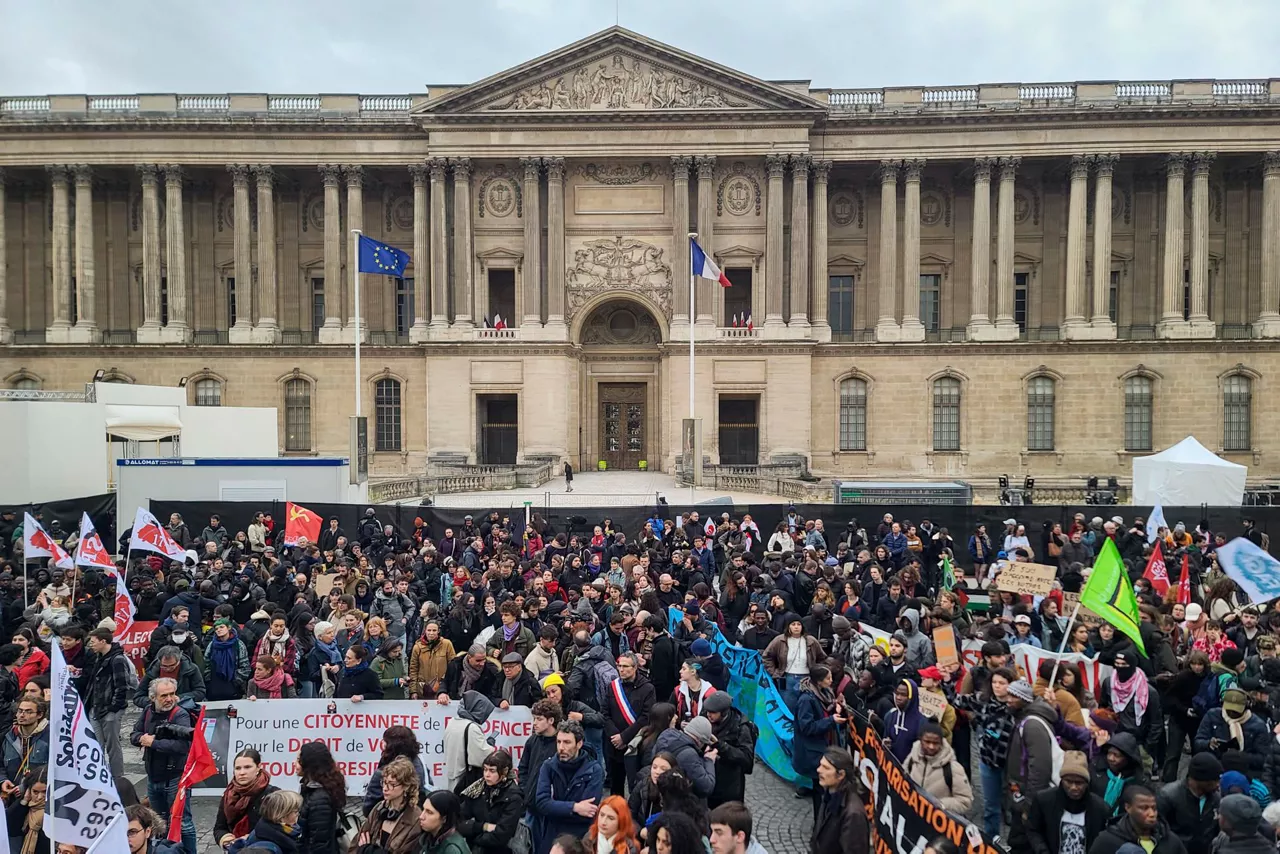 Protesta-Louvre-paris-efe
