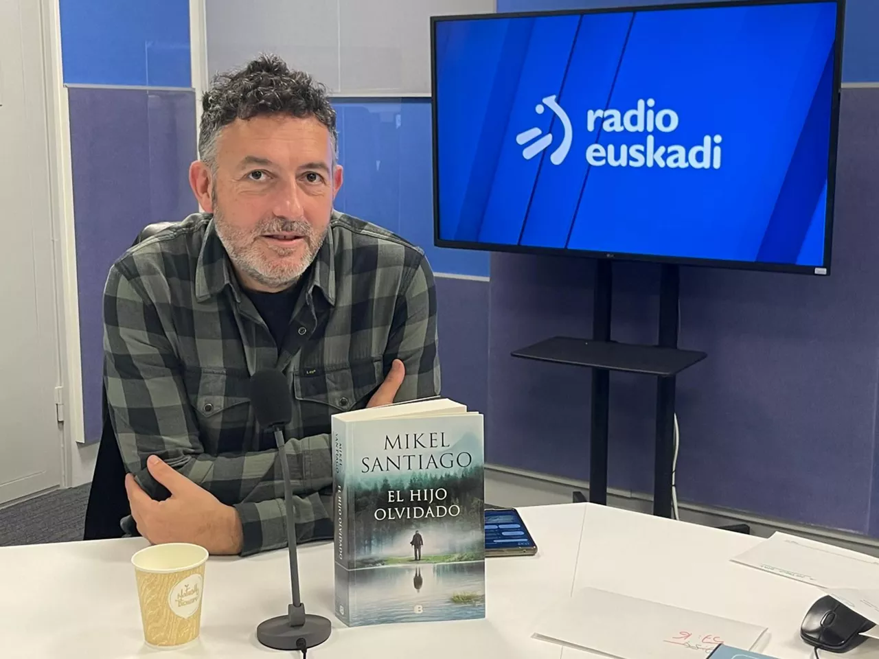 El escritor Mikel Santiago