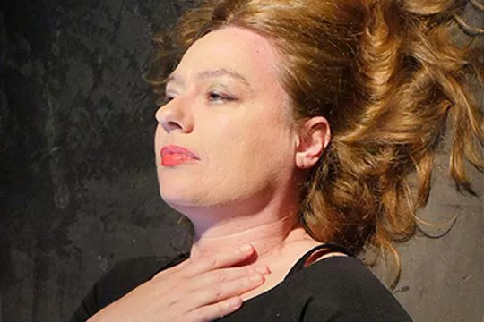Bea Insa se convierte en Helena de Troya para hablarnos de otras tantas mujeres luchadoras