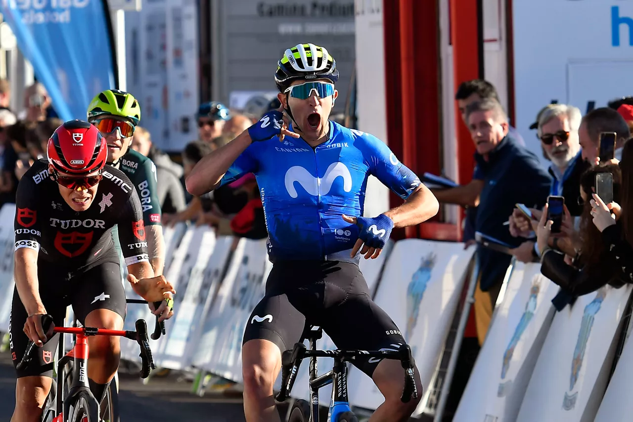 Pelayo Sánchez, de Movistar Team, cruzando la línea de meta,