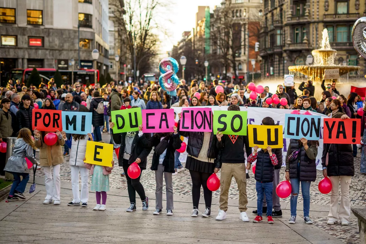 itunpekoak greba huelga concertada AMPA-gurasoak-umeak-manifa-efe