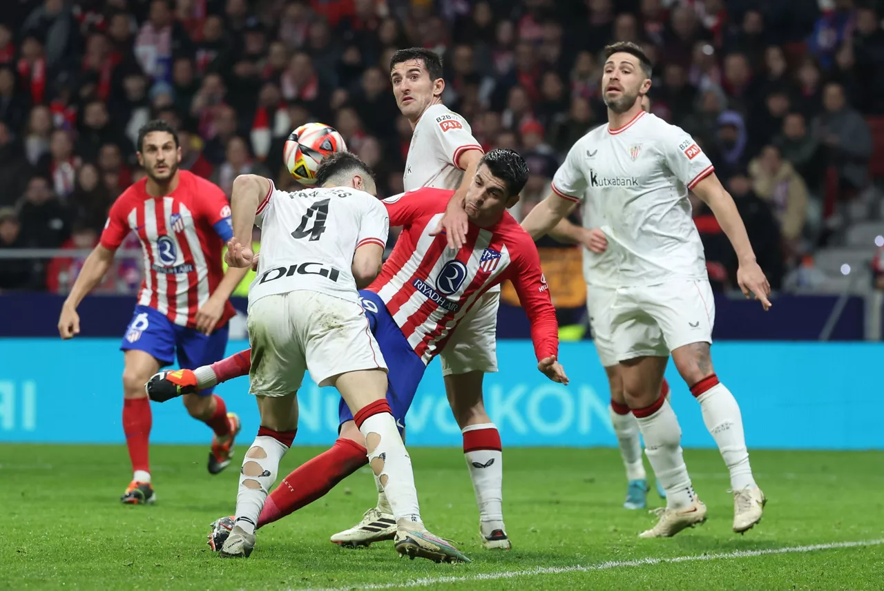 aitor paredes, athleticeko jokalaria, atleticoren aurkako errege kopako partidan. efe