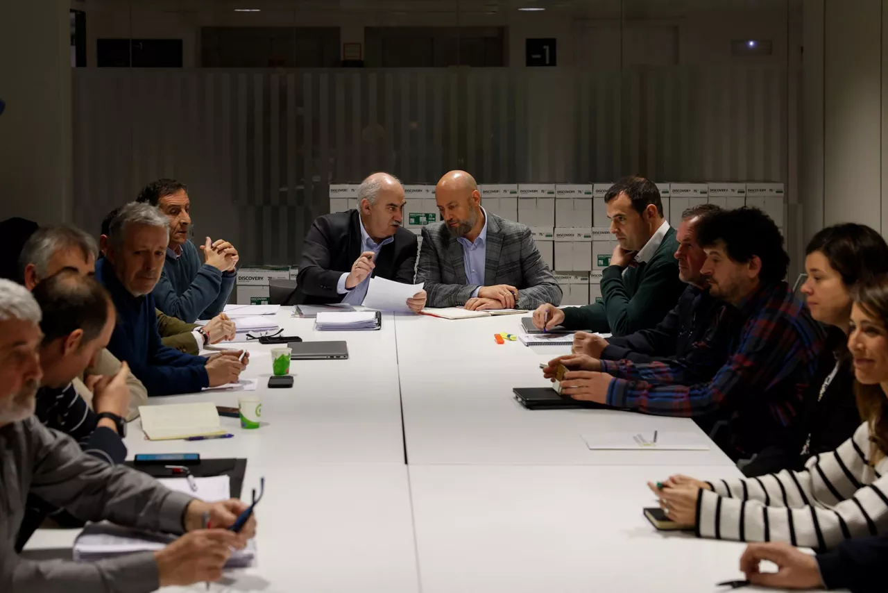 aierdi-gobierno navarra-reunion-uagn-ehne-ucan-agricultores nafarroako gobernua bilera nekazariekin -efe