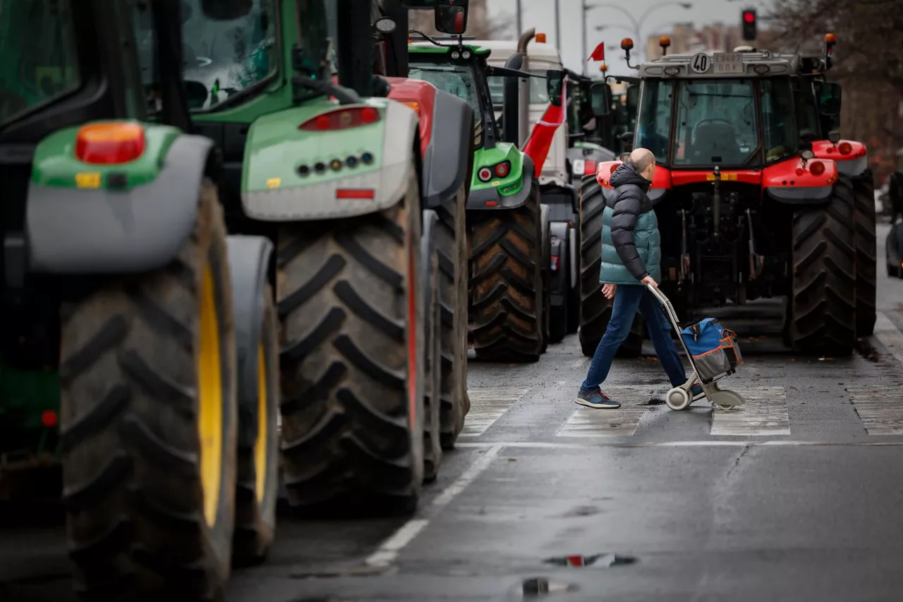 tractores-pamplona-navarra iruñea traktoreak nekazarien protestak-efe