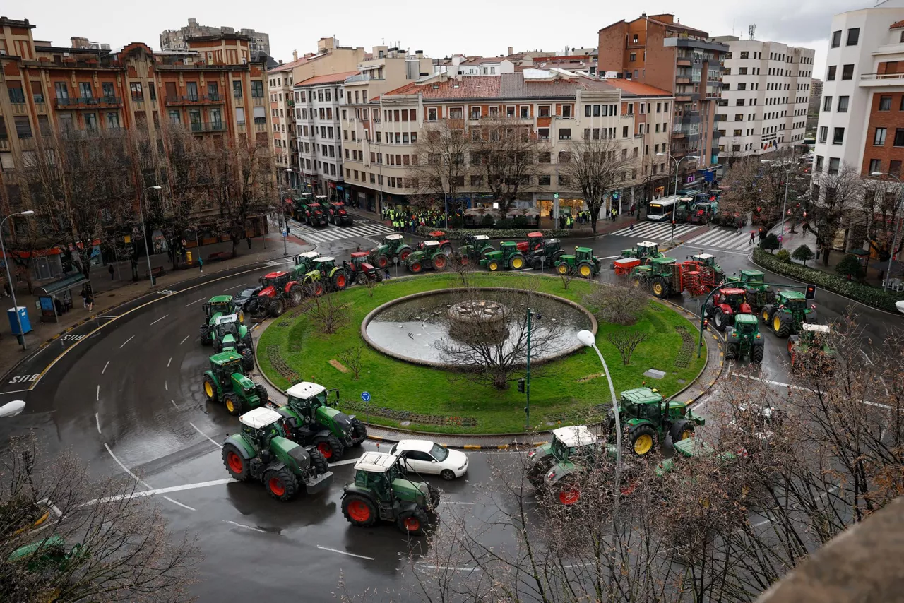 tractores-pamplona iruñea traktoreak nekazarien protestak--efe