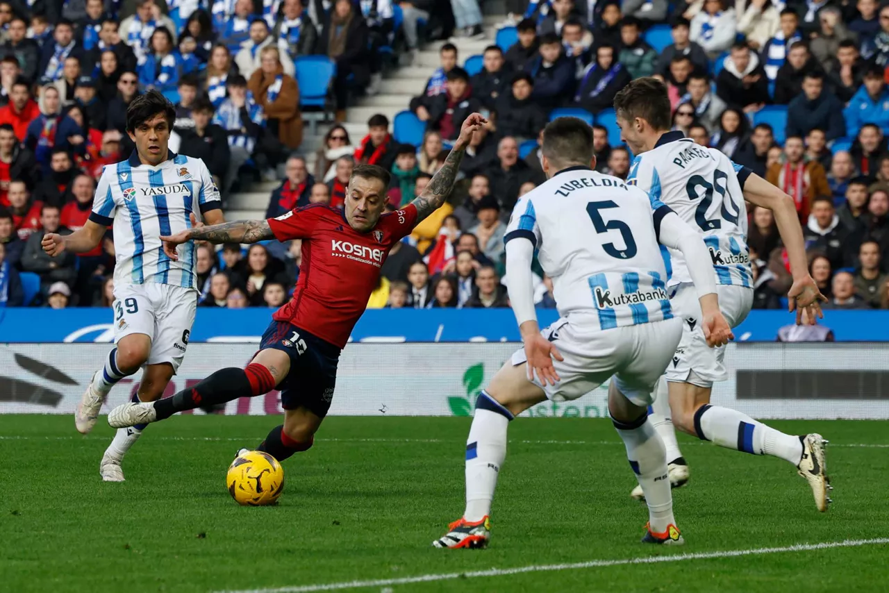 Reala-Osasuna azken derbian izandako jokaldi bat. Argazkia: EFE.
