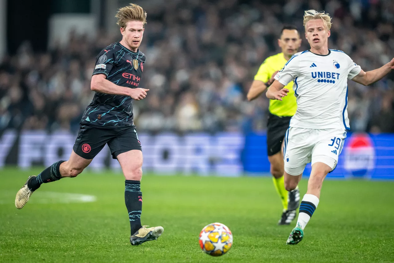 Kevin de Bryune (Manchester City) y Oscar Hoejlund (Copenhage) en el encuentro del martes