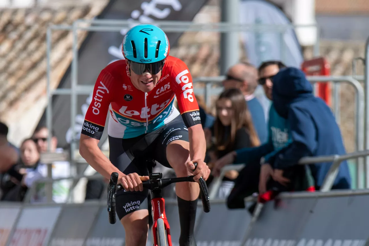 Maxim Van Gils belgikarra Analuziako Itzuliako proba bakarraren irabazle. ARGAZKIA: EFE