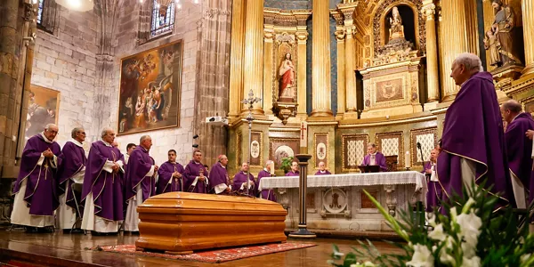 Juan Maria Uriarte Donostiako gotzain emerituaren omenezko hileta-elizkizuna. Argazkia: EFE